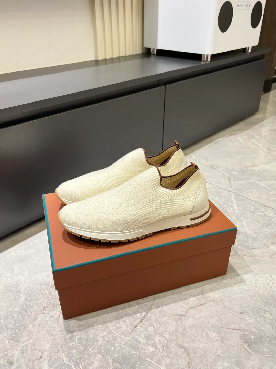 Men's Men's Shoes 💰p380 Loro Men's Shoes 💰piana/Noyo Piana 360 L Men's Shoes 💰p Flexy Walk Men's Sports Shoes These sports shoes are made of knitted wool uppers, and the heel is wrapped in smooth calf leather. Merino sheep are selected from Australia and New Zealand. The upper is machine-woven like a sweater, and then equipped with a white rubber outsole and a Kummel-colored sole. It is both beautiful and non-slip. The fabric is 100% cashmere and the insole is calf leather. It is super comfortable on the feet! Comes with full original packaging! Multiple colors available! Size: 38-44 (45 customized)